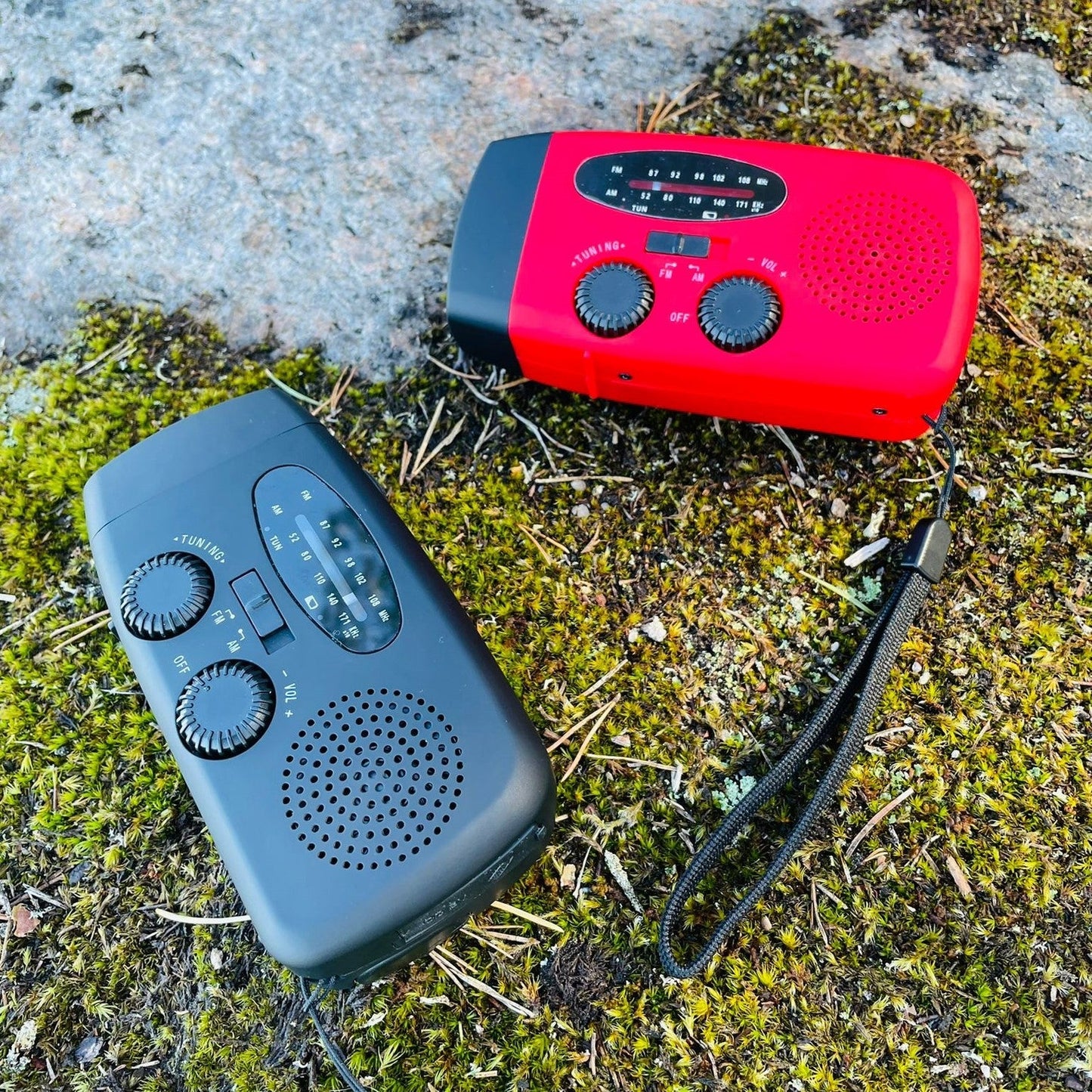NödVakt™ | Nödradio 2000 mAh inbyggd Powerbank, Ficklampa och Solceller