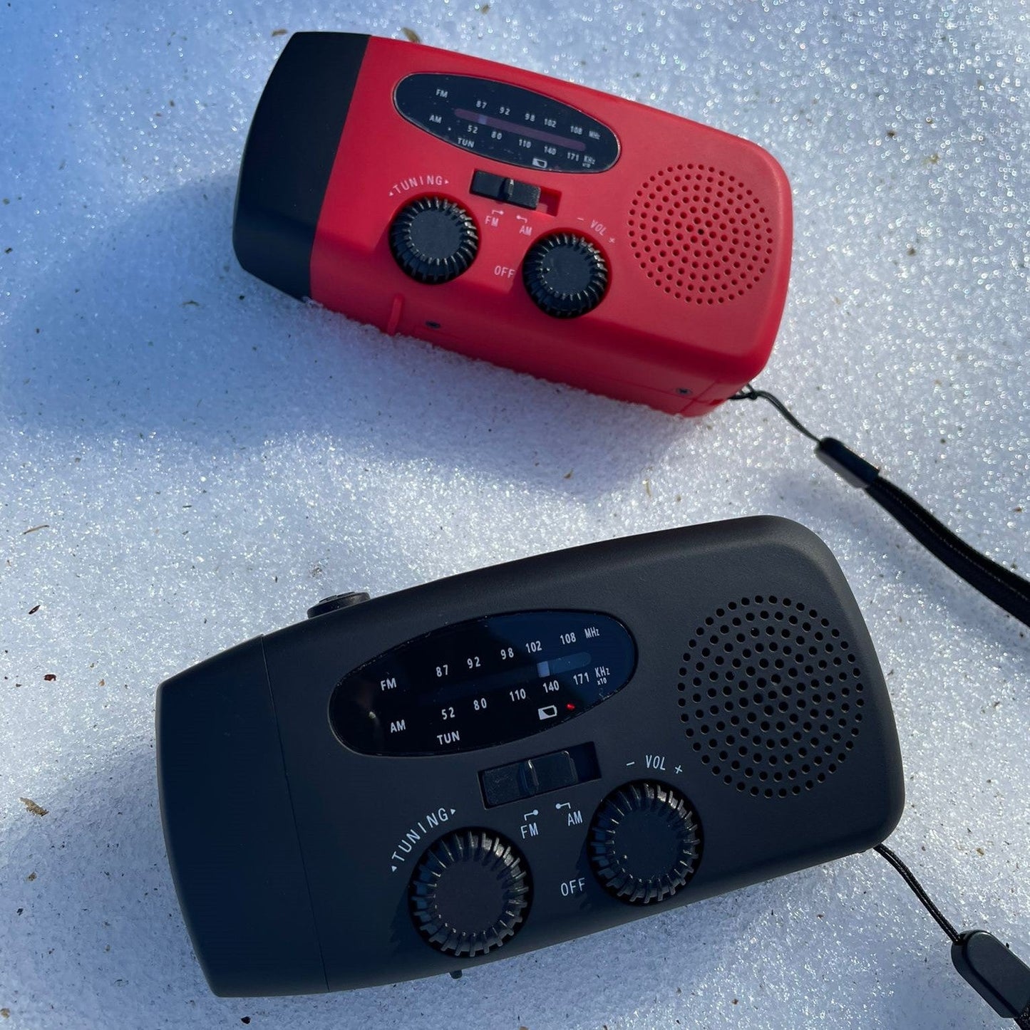 NödVakt™ | Nödradio 2000 mAh inbyggd Powerbank, Ficklampa och Solceller