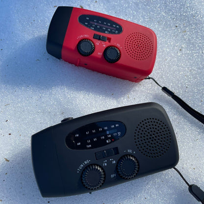 NödVakt™ | Nödradio 2000 mAh inbyggd Powerbank, Ficklampa och Solceller